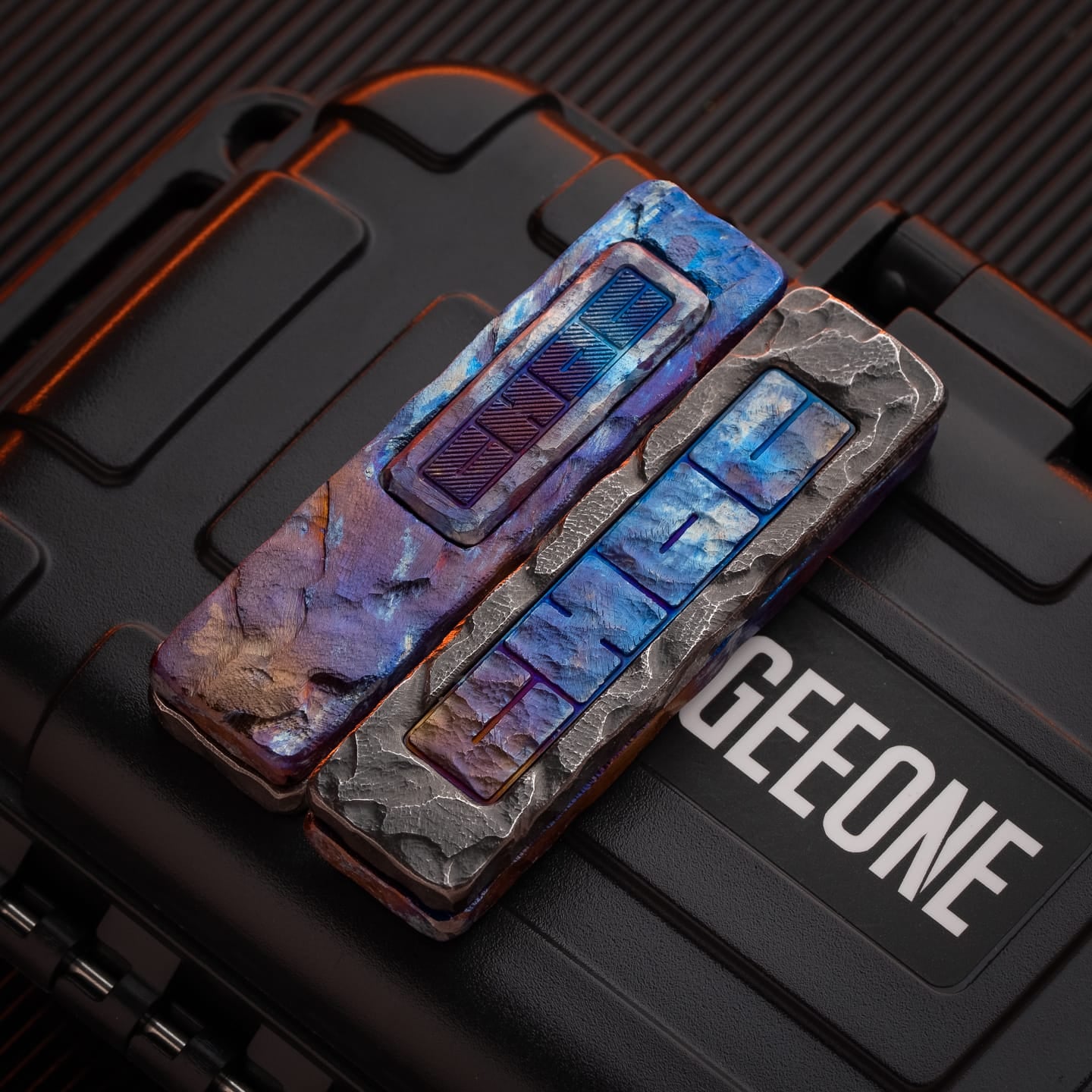 LAUTIE 只禁优惠代码 “Choc” Mechanical Slider Choc (Custom Engraved Version) / Titanium blue+SS - Stone Texture Engraving